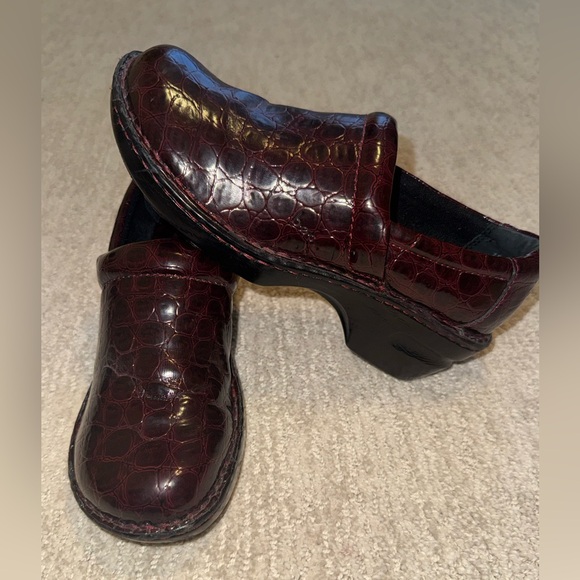 b.o.c. Shoes - b.o.c Born Burgundy Faux Leather Croc Reptile Closed Back Clogs Size 7.5 Slip On